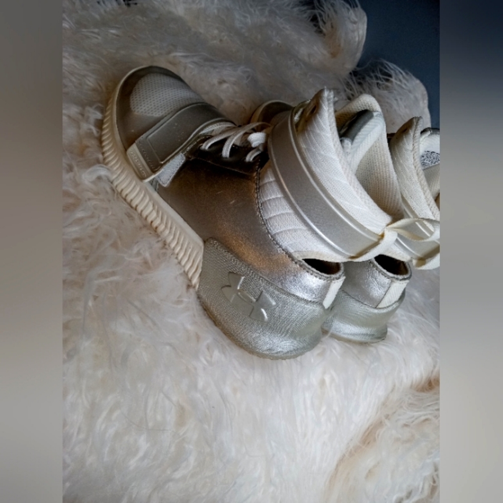 Under Armour 🔥 gold shoe 8.5